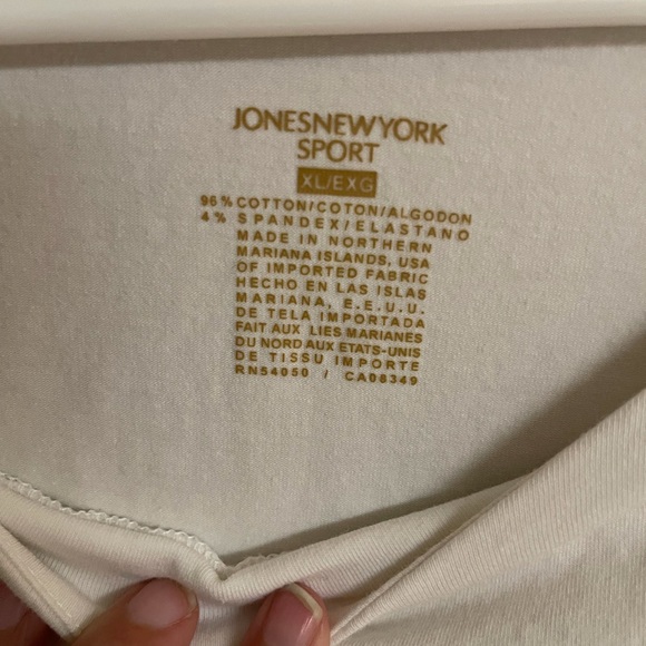 Jones New York t with round neck. 3/4 sleeves. - Picture 2 of 2